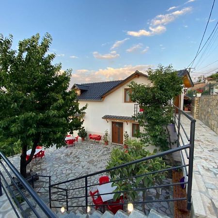 Bixhaku Guesthouse Gjirokastër Buitenkant foto
