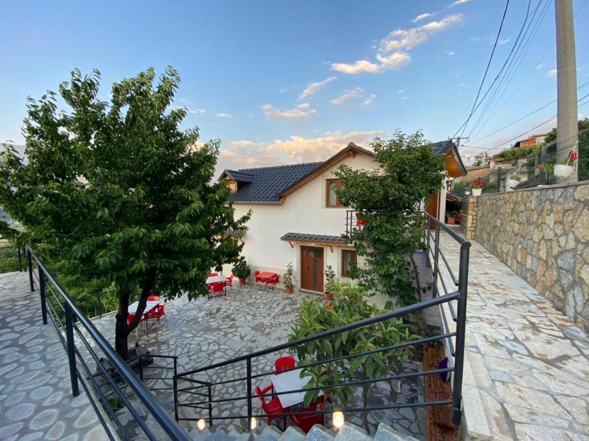 Bixhaku Guesthouse Gjirokastër Buitenkant foto