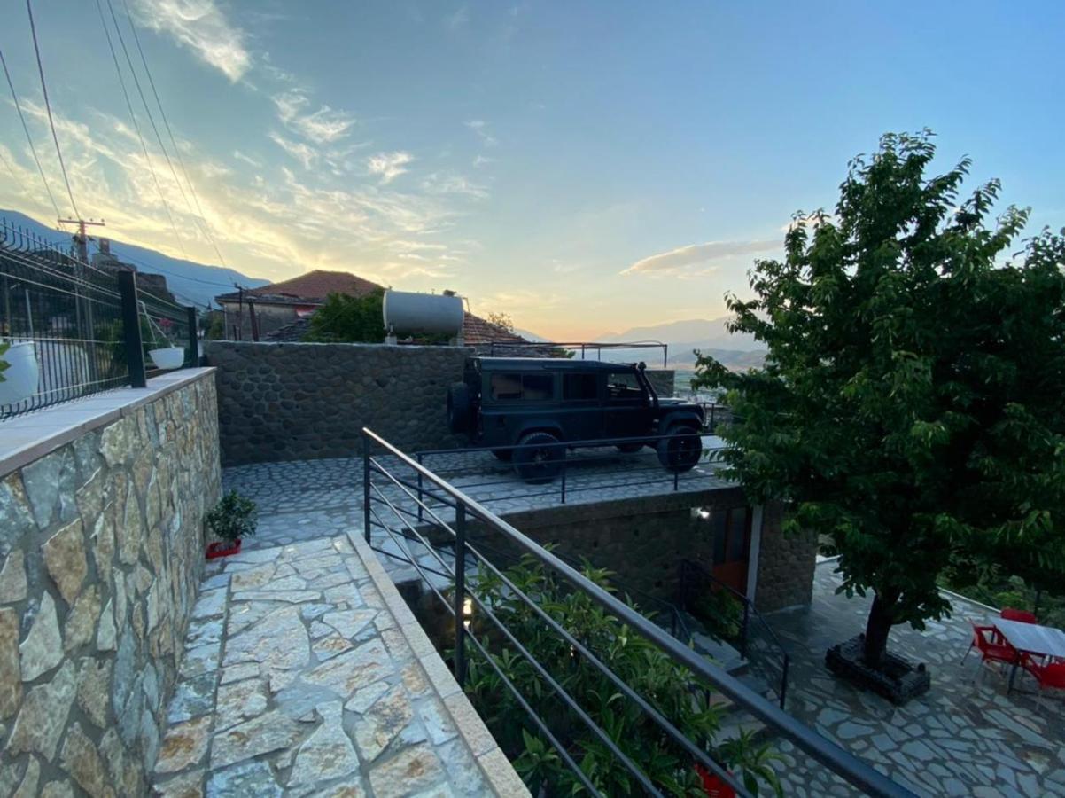Bixhaku Guesthouse Gjirokastër Buitenkant foto