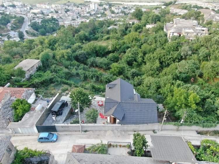 Bixhaku Guesthouse Gjirokastër Buitenkant foto