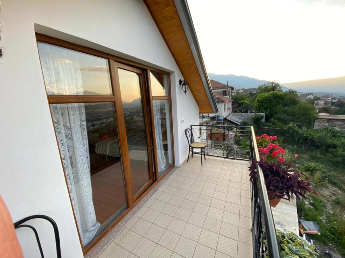 Bixhaku Guesthouse Gjirokastër Buitenkant foto