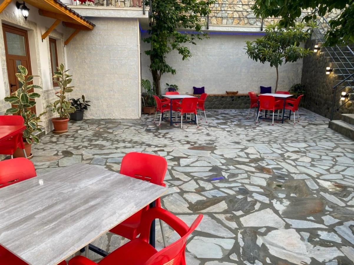 Bixhaku Guesthouse Gjirokastër Buitenkant foto