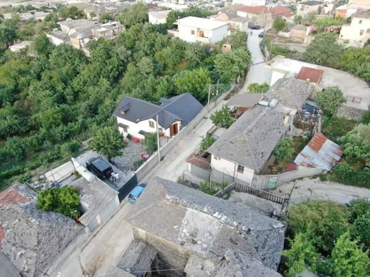 Bixhaku Guesthouse Gjirokastër Buitenkant foto