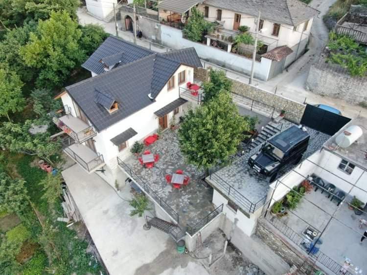 Bixhaku Guesthouse Gjirokastër Buitenkant foto