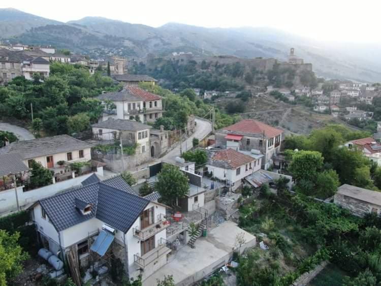 Bixhaku Guesthouse Gjirokastër Buitenkant foto