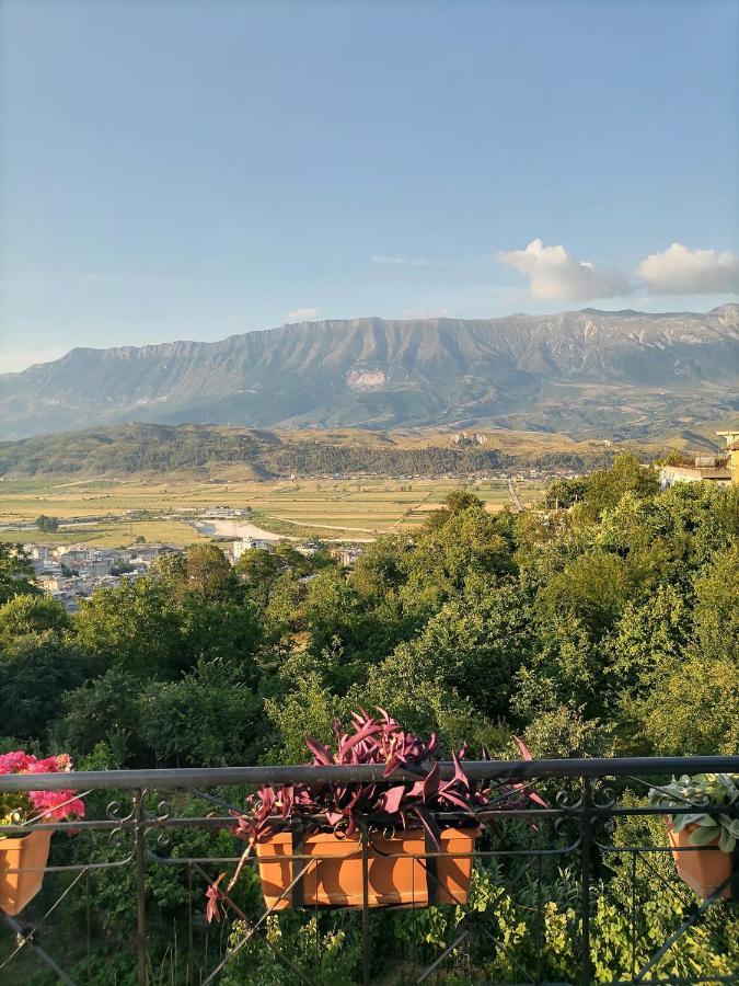 Bixhaku Guesthouse Gjirokastër Buitenkant foto
