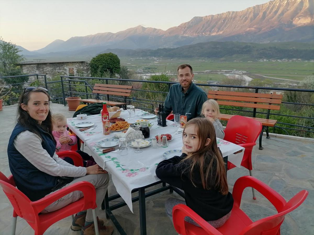 Bixhaku Guesthouse Gjirokastër Buitenkant foto