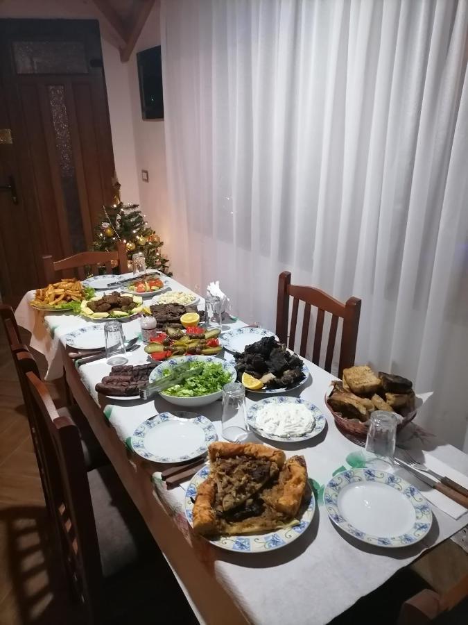 Bixhaku Guesthouse Gjirokastër Buitenkant foto