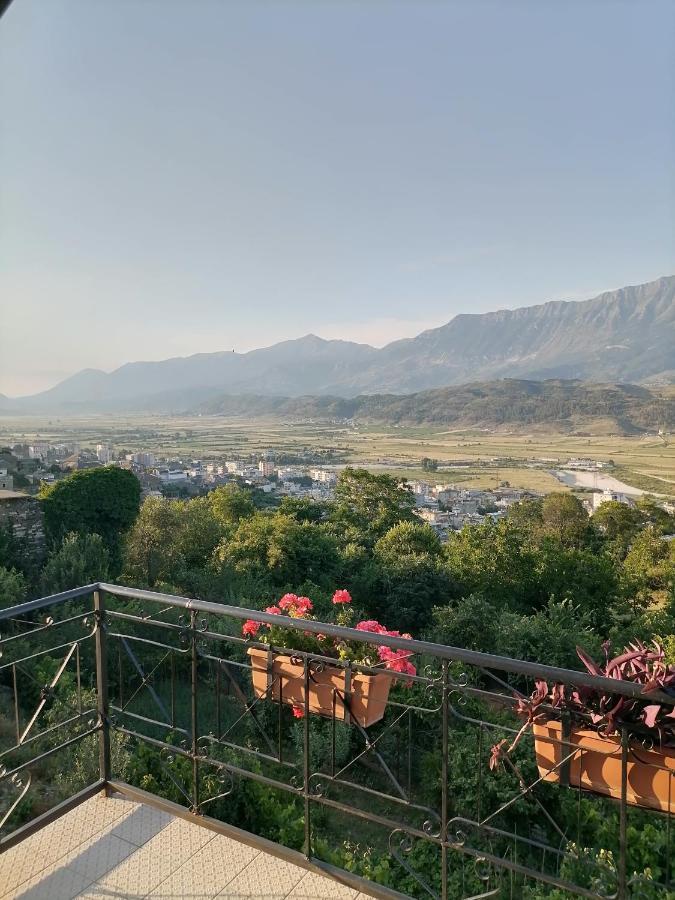 Bixhaku Guesthouse Gjirokastër Buitenkant foto