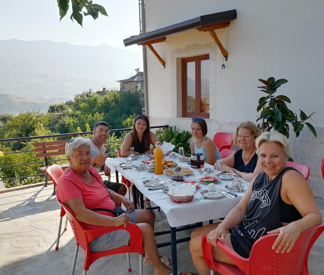 Bixhaku Guesthouse Gjirokastër Buitenkant foto