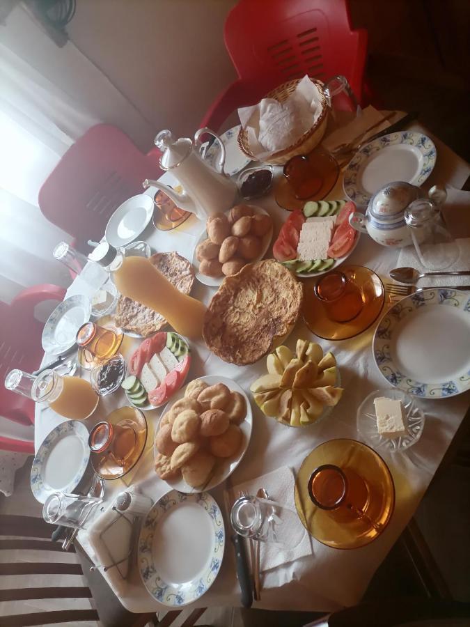 Bixhaku Guesthouse Gjirokastër Buitenkant foto