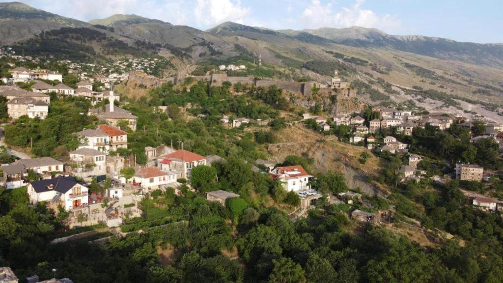 Bixhaku Guesthouse Gjirokastër Buitenkant foto