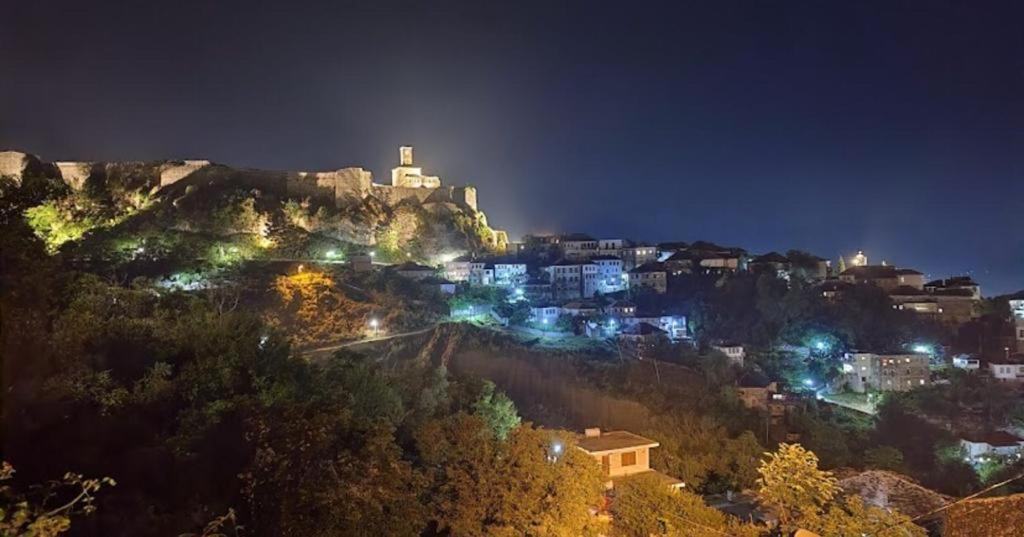 Bixhaku Guesthouse Gjirokastër Buitenkant foto