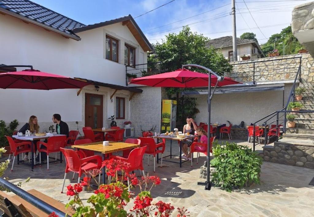 Bixhaku Guesthouse Gjirokastër Buitenkant foto