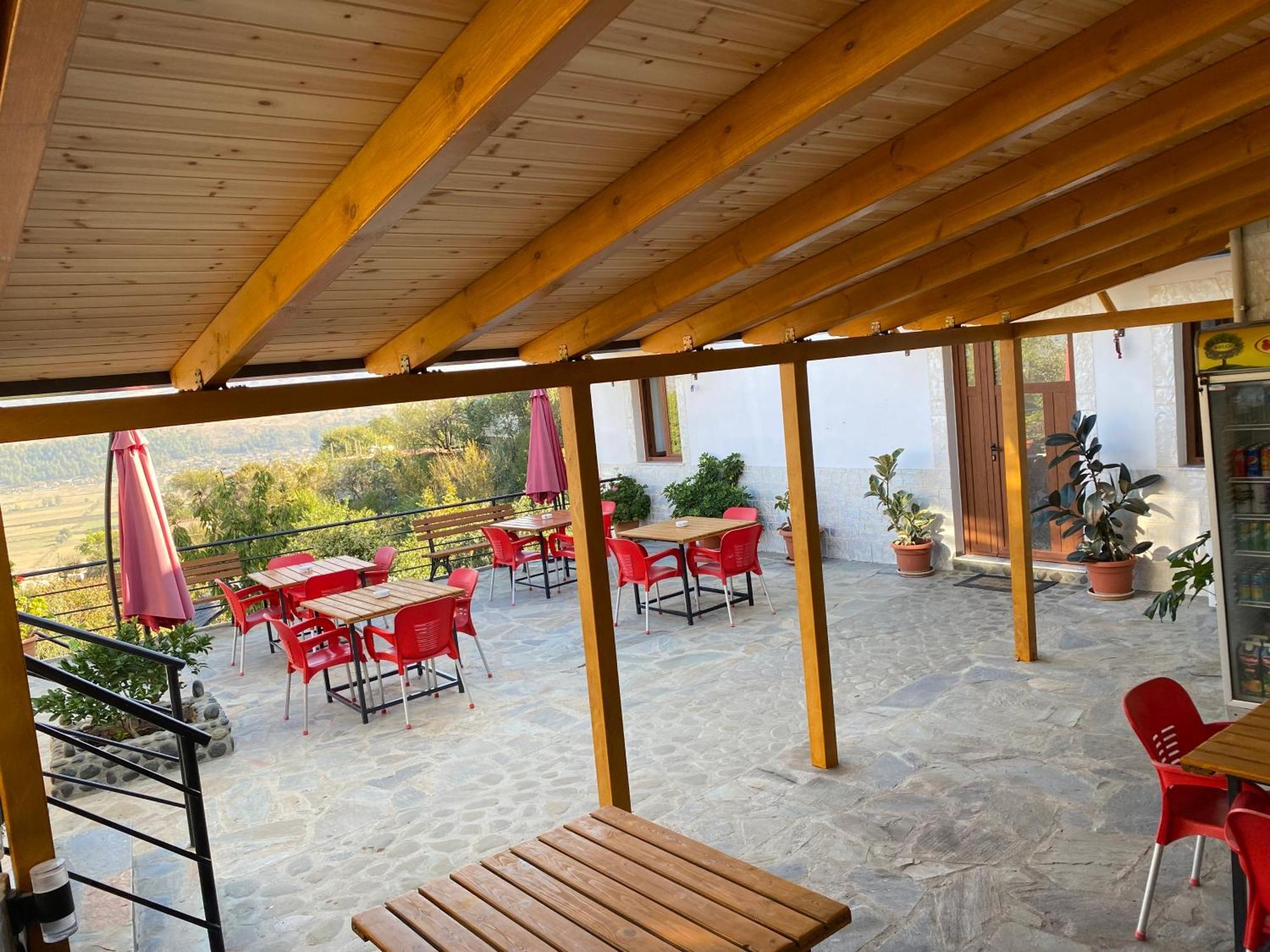 Bixhaku Guesthouse Gjirokastër Buitenkant foto