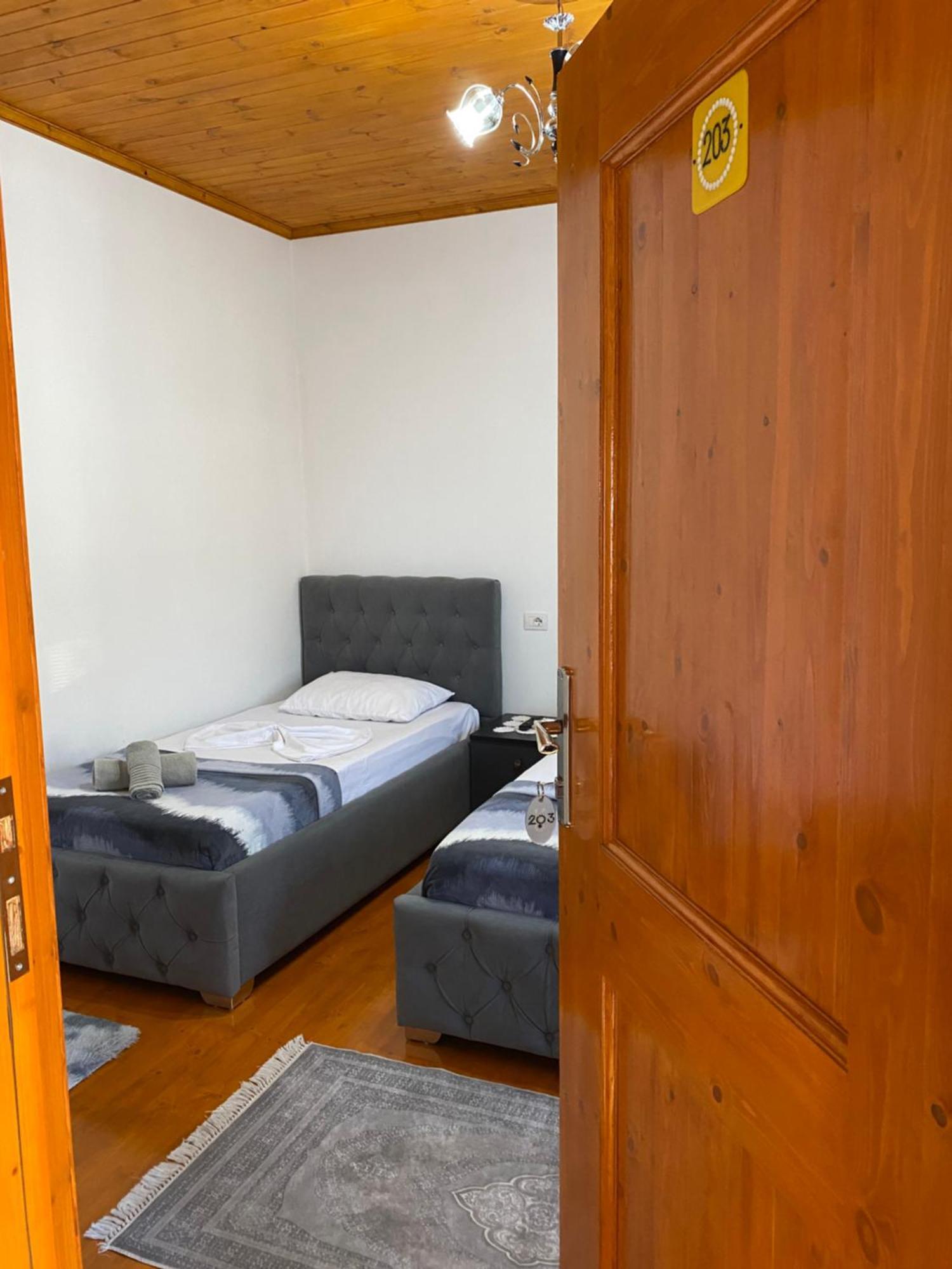 Bixhaku Guesthouse Gjirokastër Buitenkant foto
