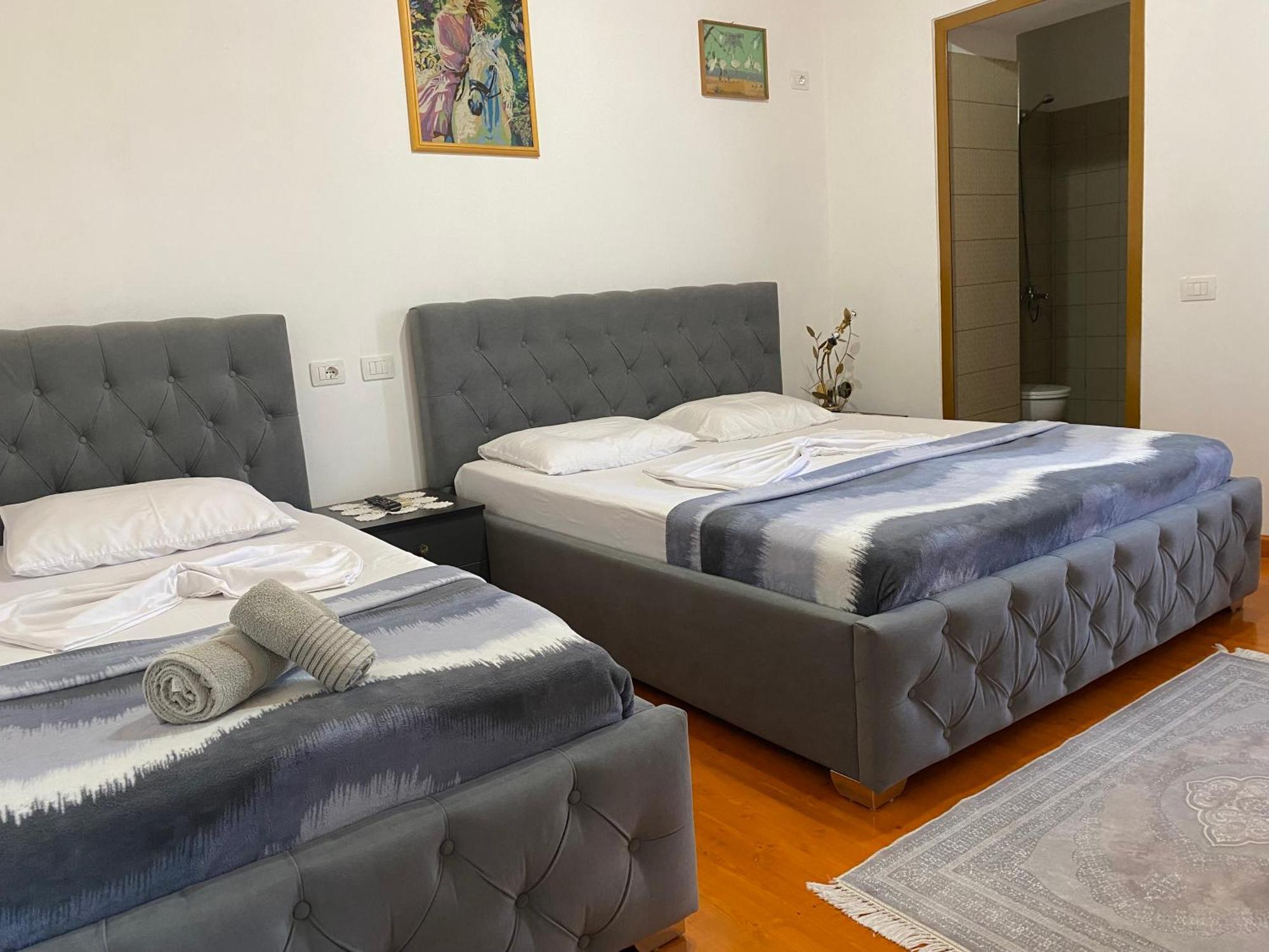 Bixhaku Guesthouse Gjirokastër Buitenkant foto