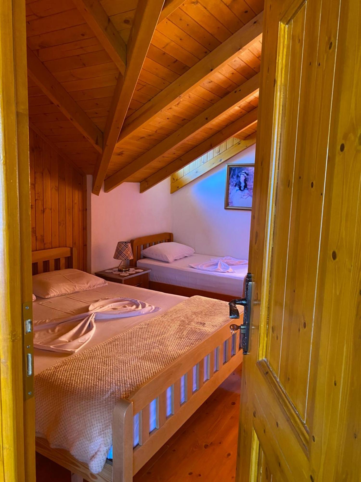 Bixhaku Guesthouse Gjirokastër Buitenkant foto