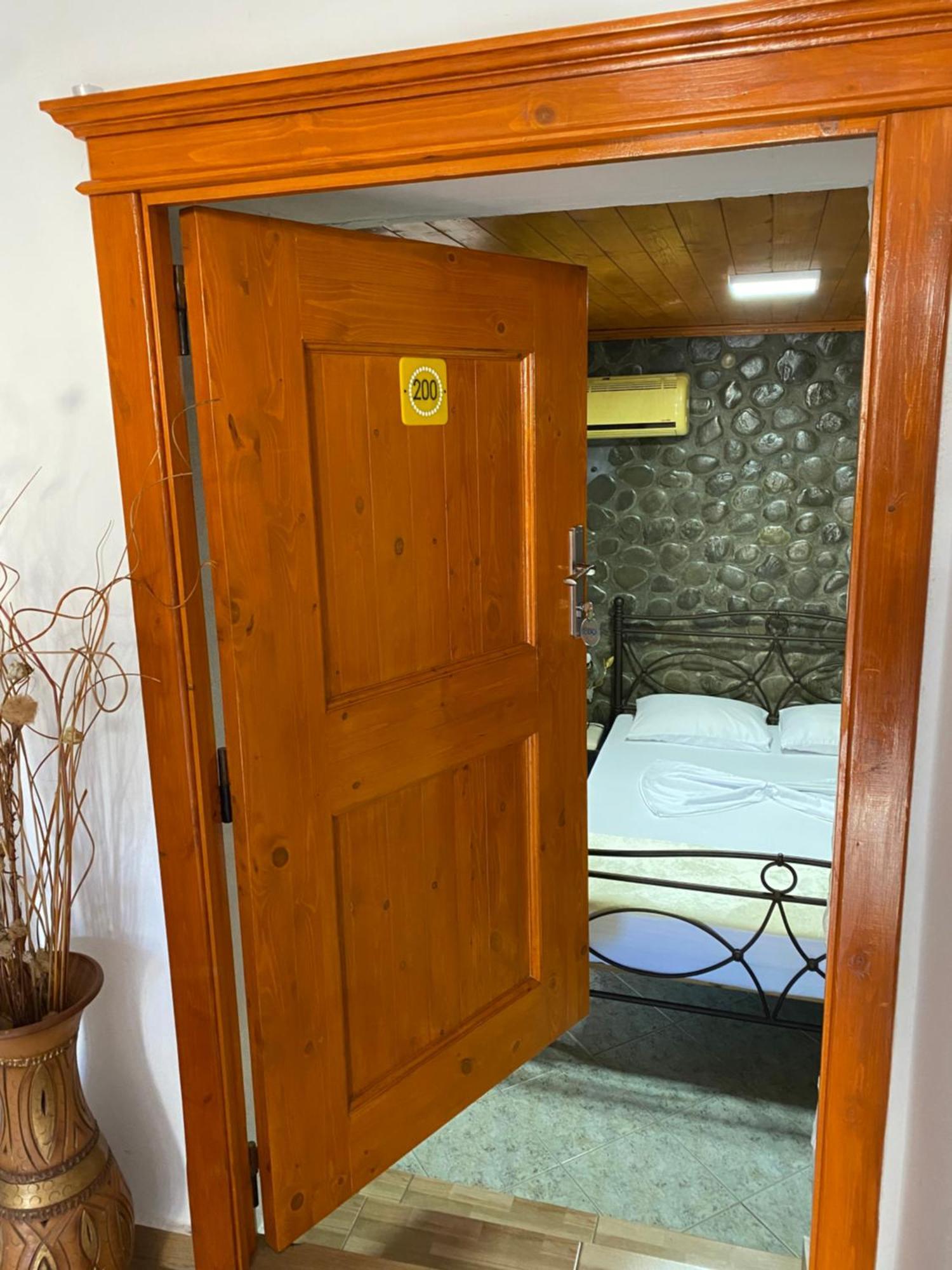 Bixhaku Guesthouse Gjirokastër Buitenkant foto