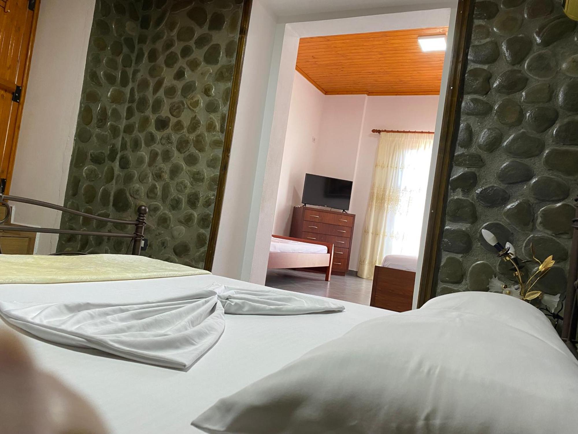 Bixhaku Guesthouse Gjirokastër Buitenkant foto