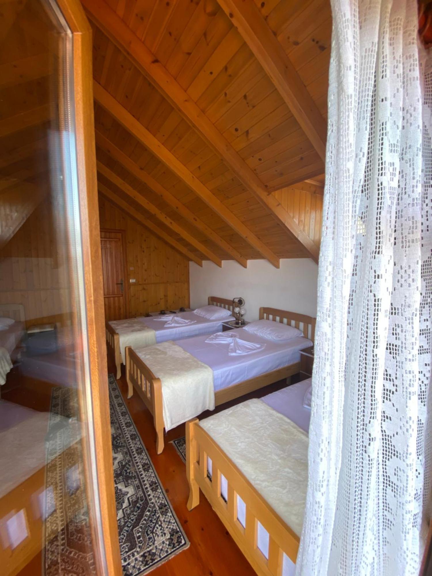 Bixhaku Guesthouse Gjirokastër Buitenkant foto