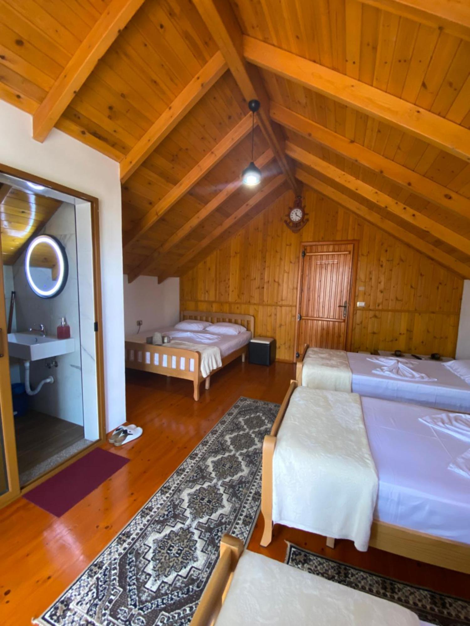Bixhaku Guesthouse Gjirokastër Buitenkant foto