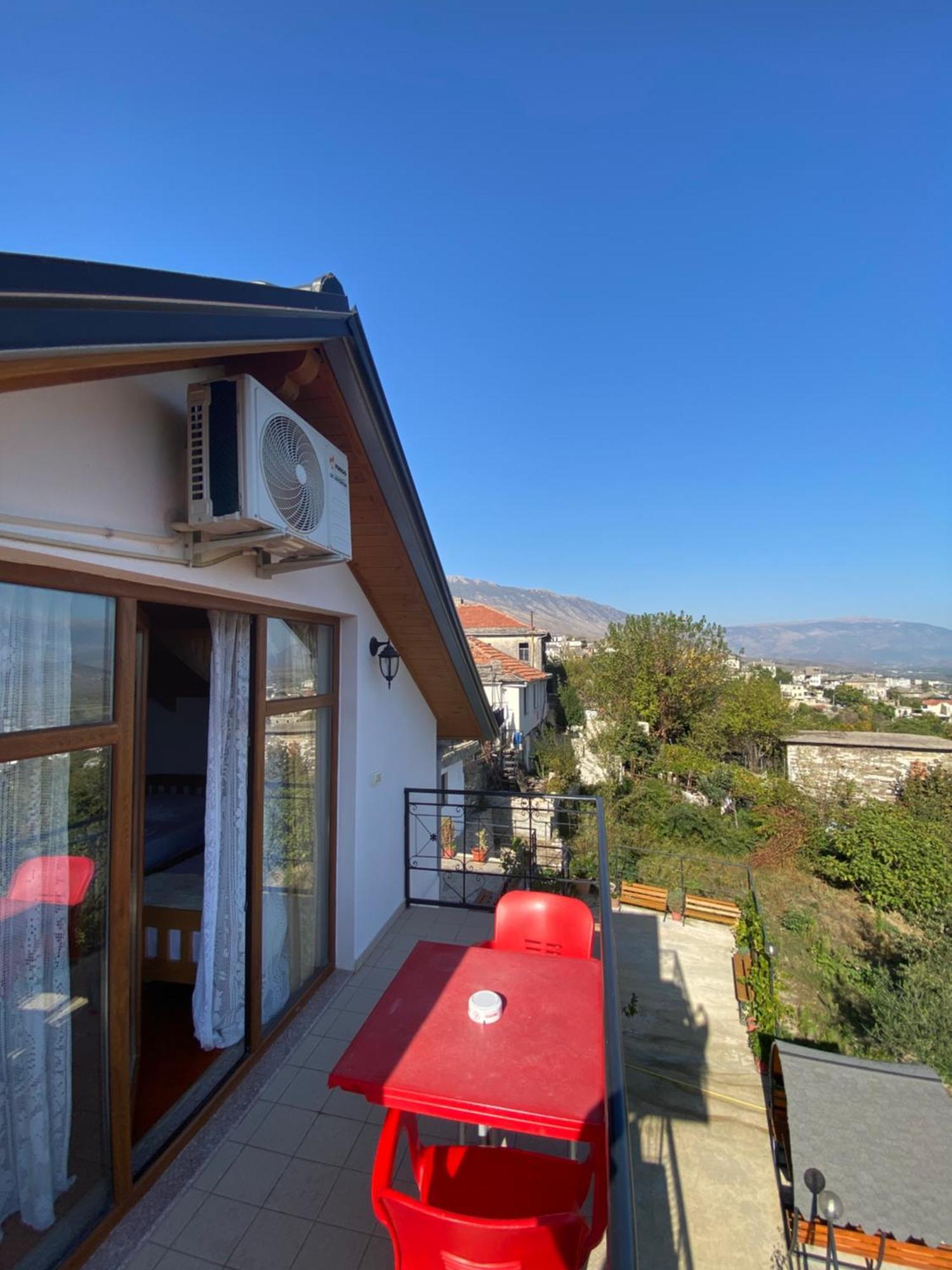 Bixhaku Guesthouse Gjirokastër Buitenkant foto