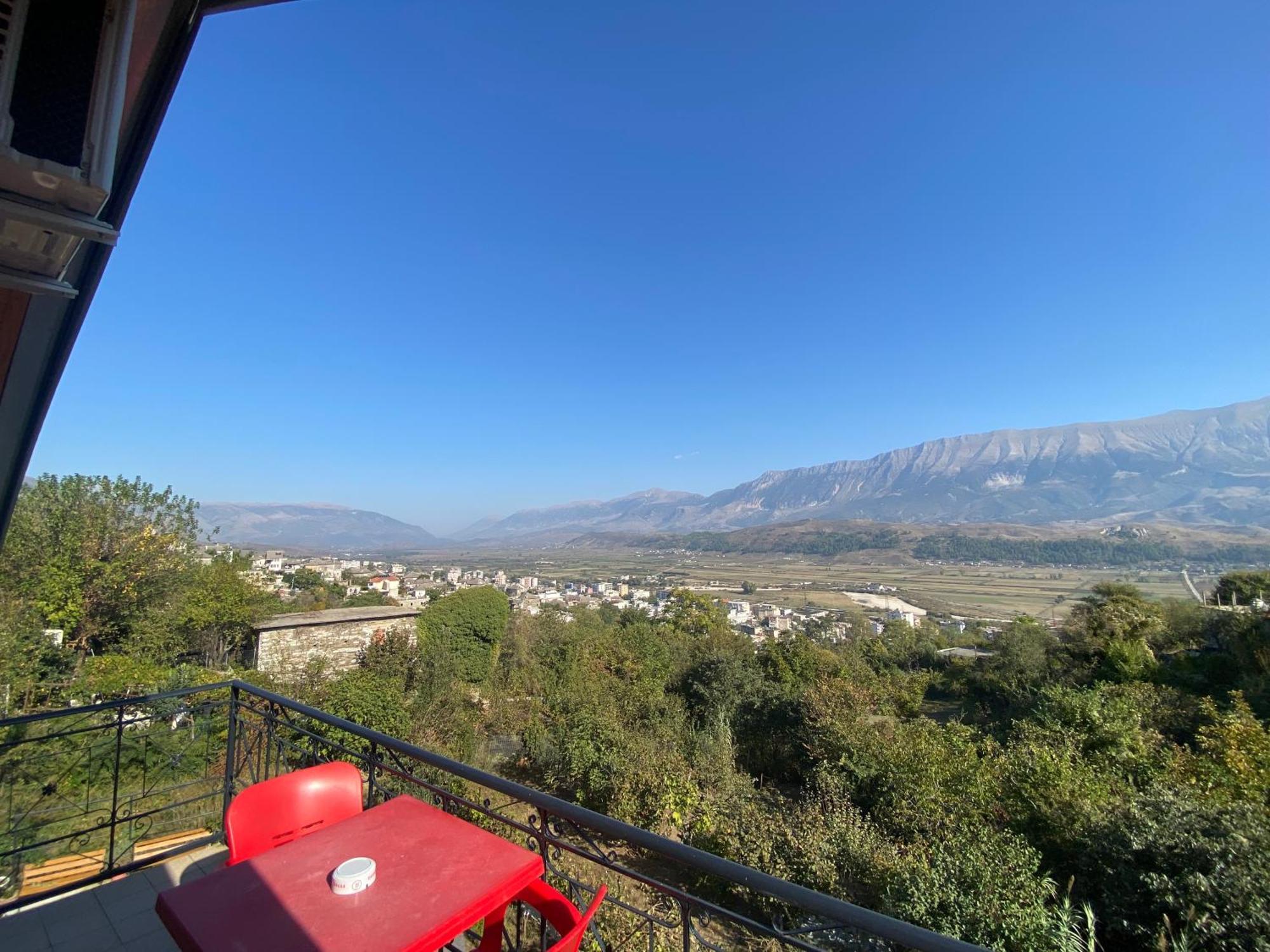 Bixhaku Guesthouse Gjirokastër Buitenkant foto