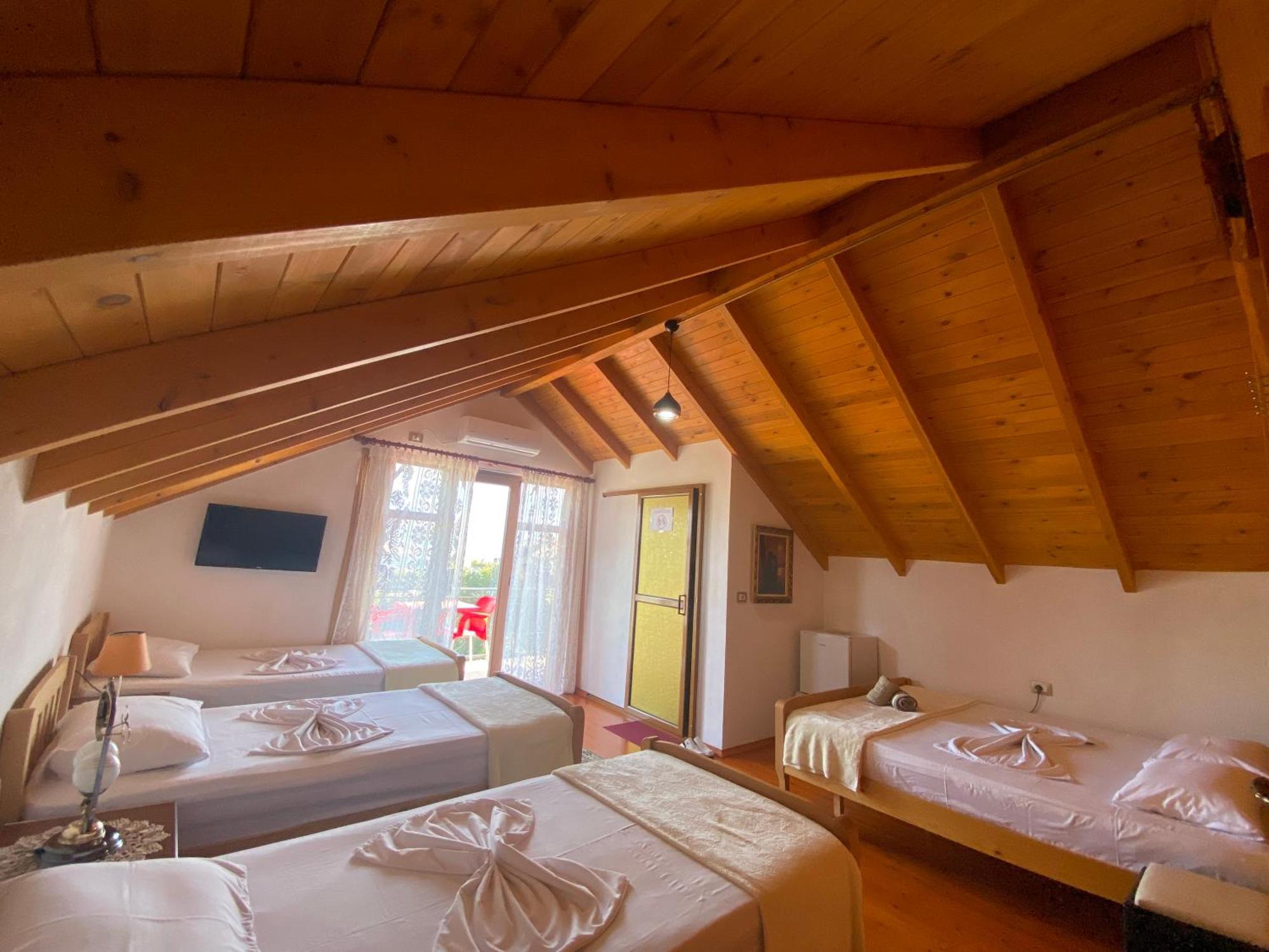 Bixhaku Guesthouse Gjirokastër Buitenkant foto