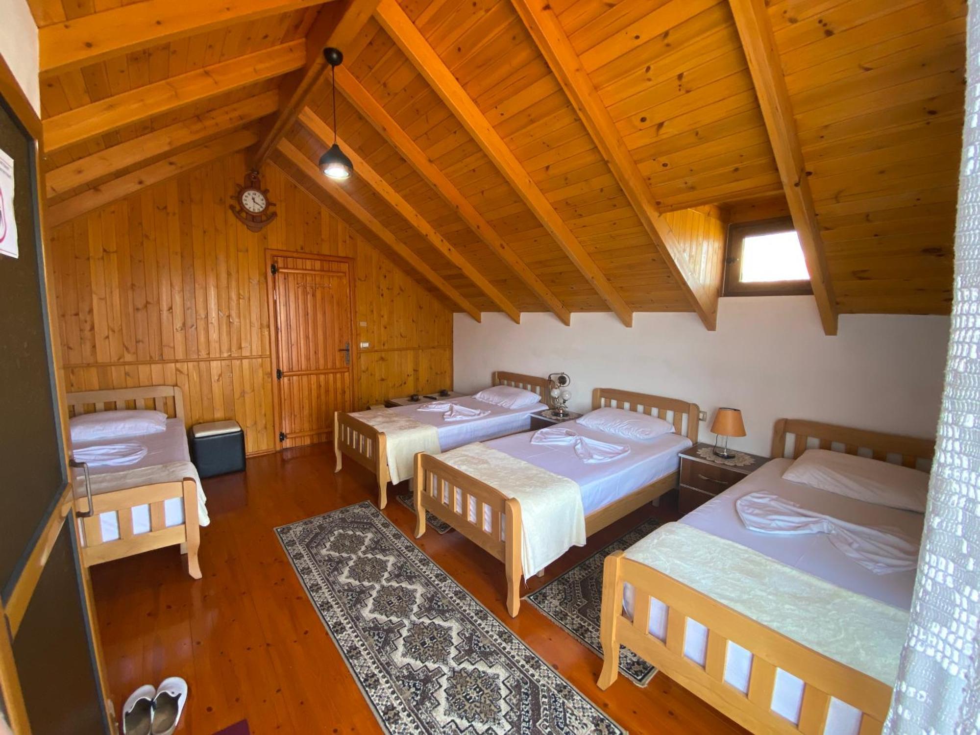 Bixhaku Guesthouse Gjirokastër Buitenkant foto