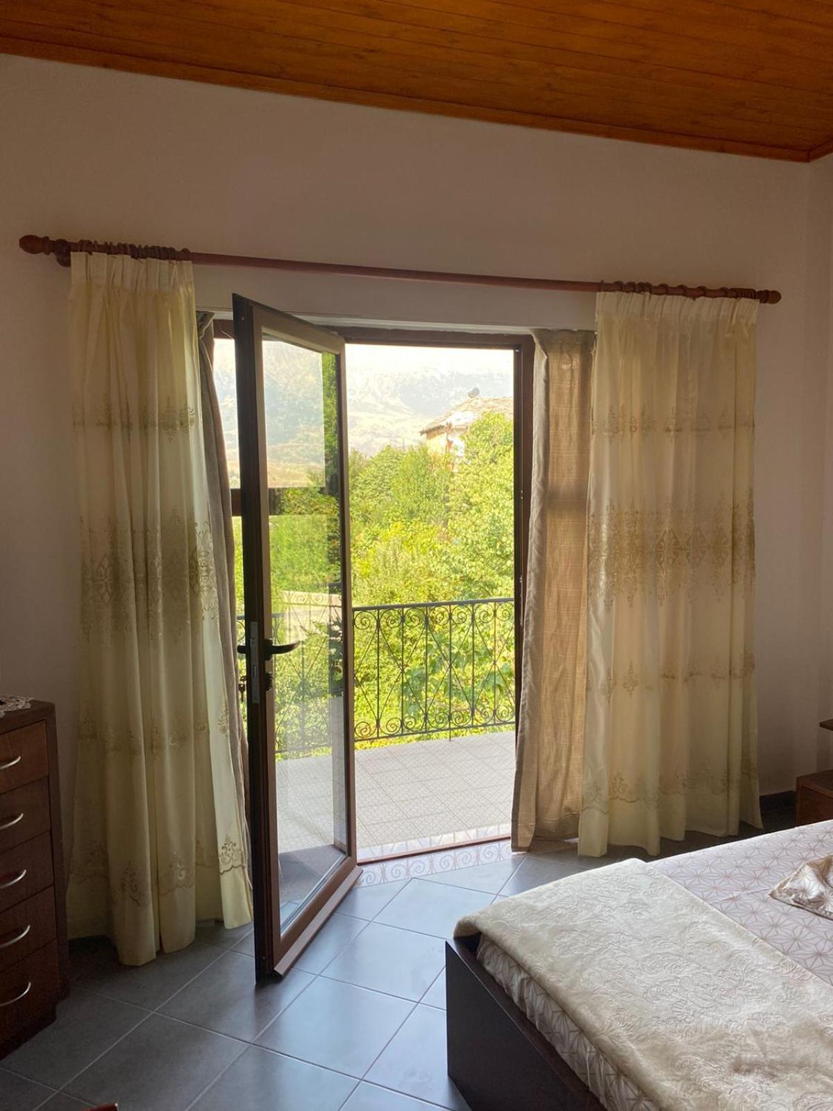 Bixhaku Guesthouse Gjirokastër Buitenkant foto