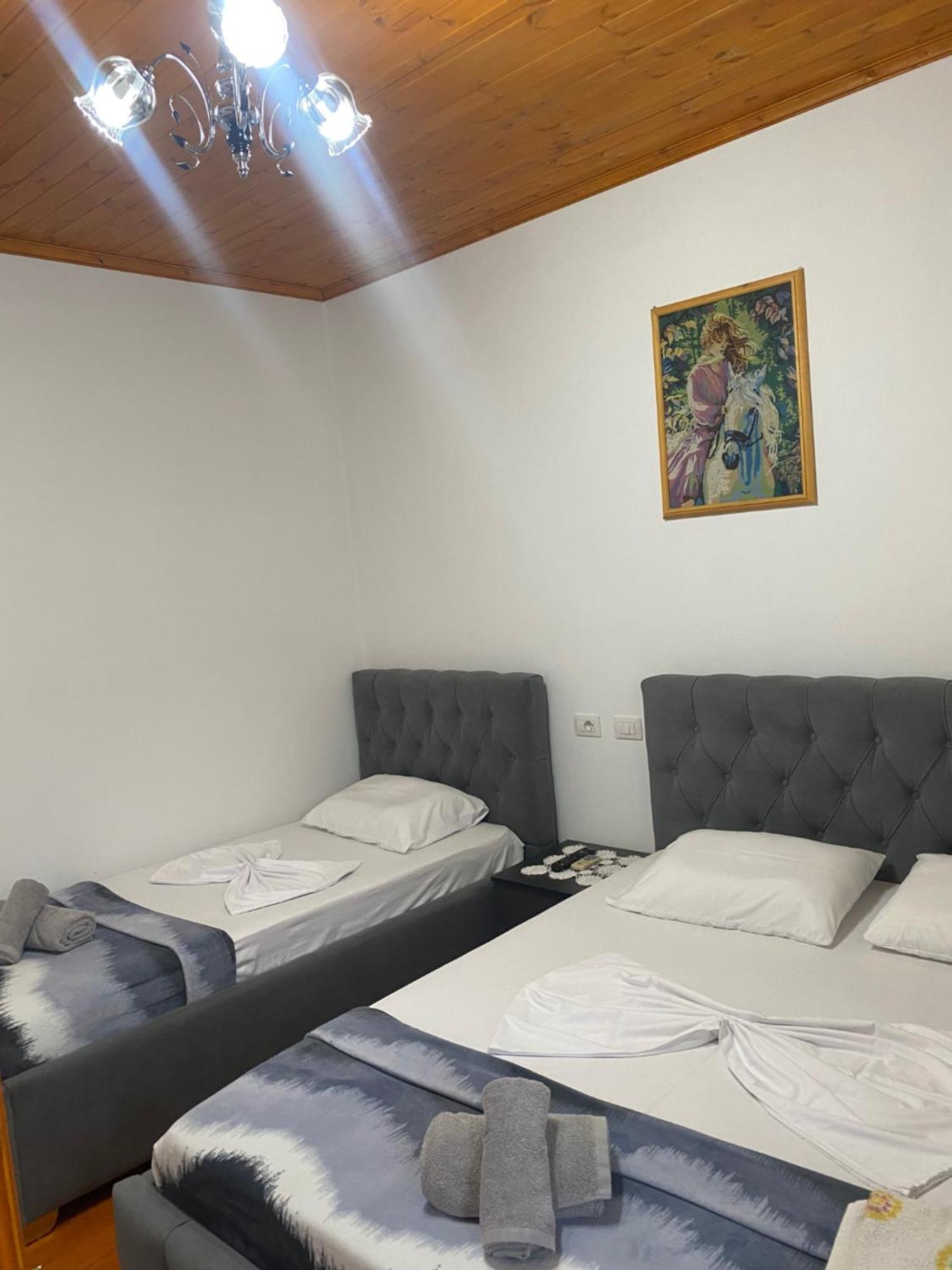 Bixhaku Guesthouse Gjirokastër Buitenkant foto