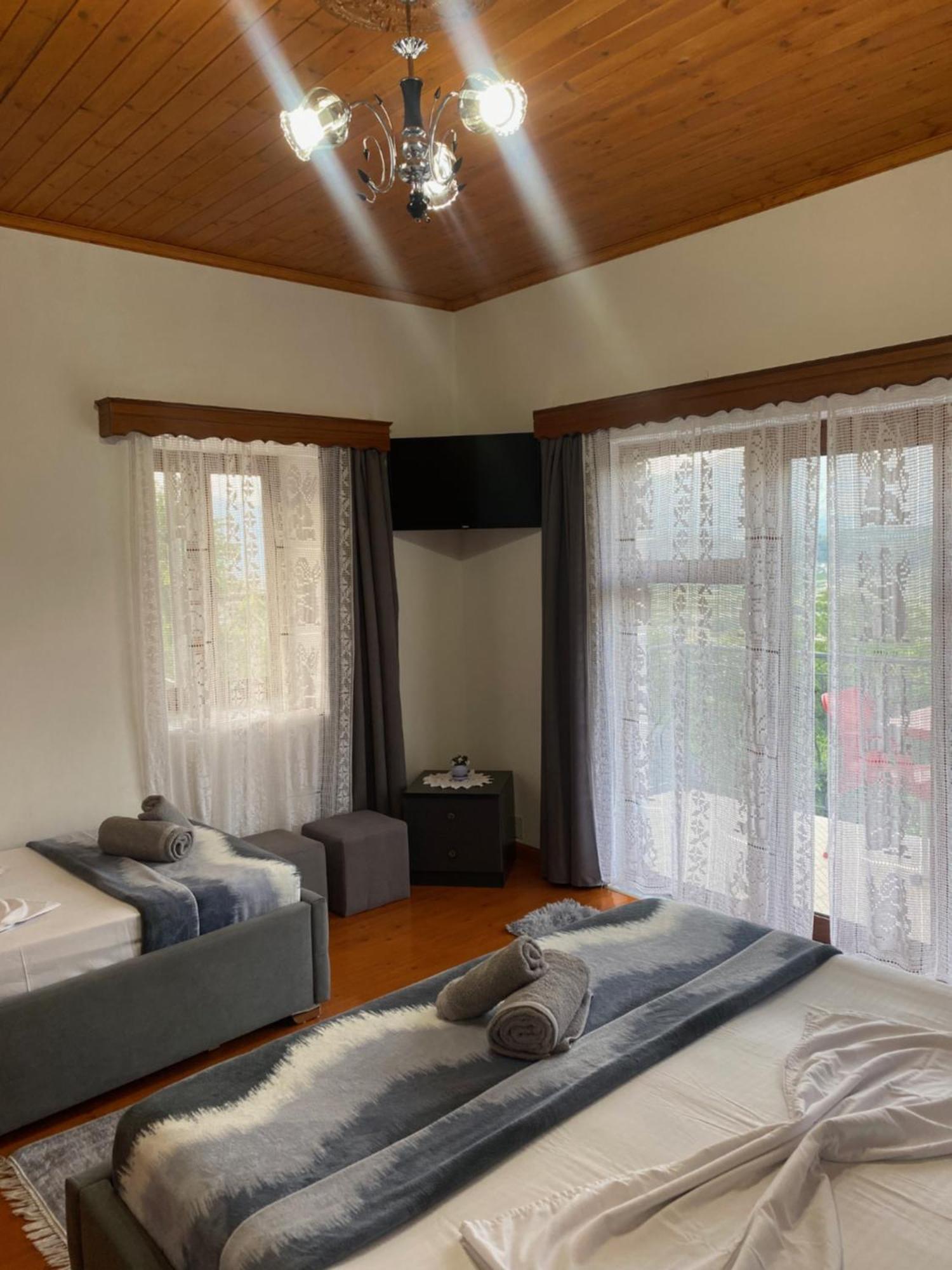 Bixhaku Guesthouse Gjirokastër Buitenkant foto