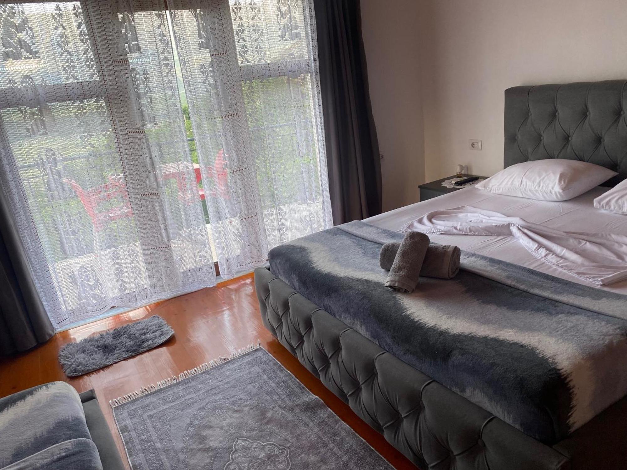 Bixhaku Guesthouse Gjirokastër Buitenkant foto