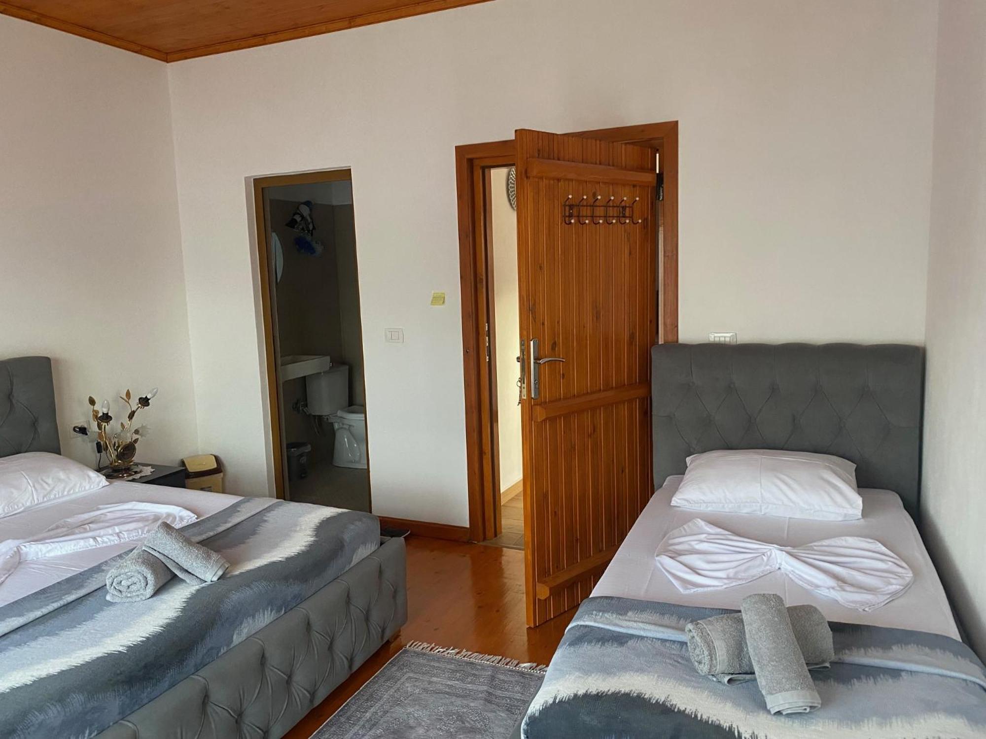 Bixhaku Guesthouse Gjirokastër Buitenkant foto