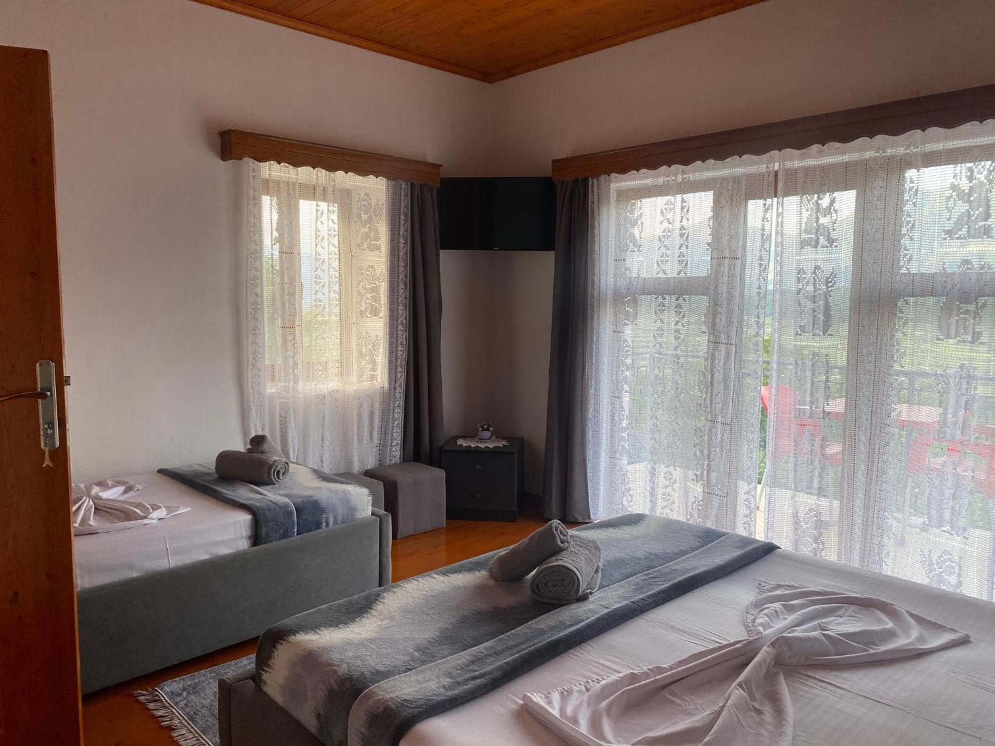 Bixhaku Guesthouse Gjirokastër Buitenkant foto