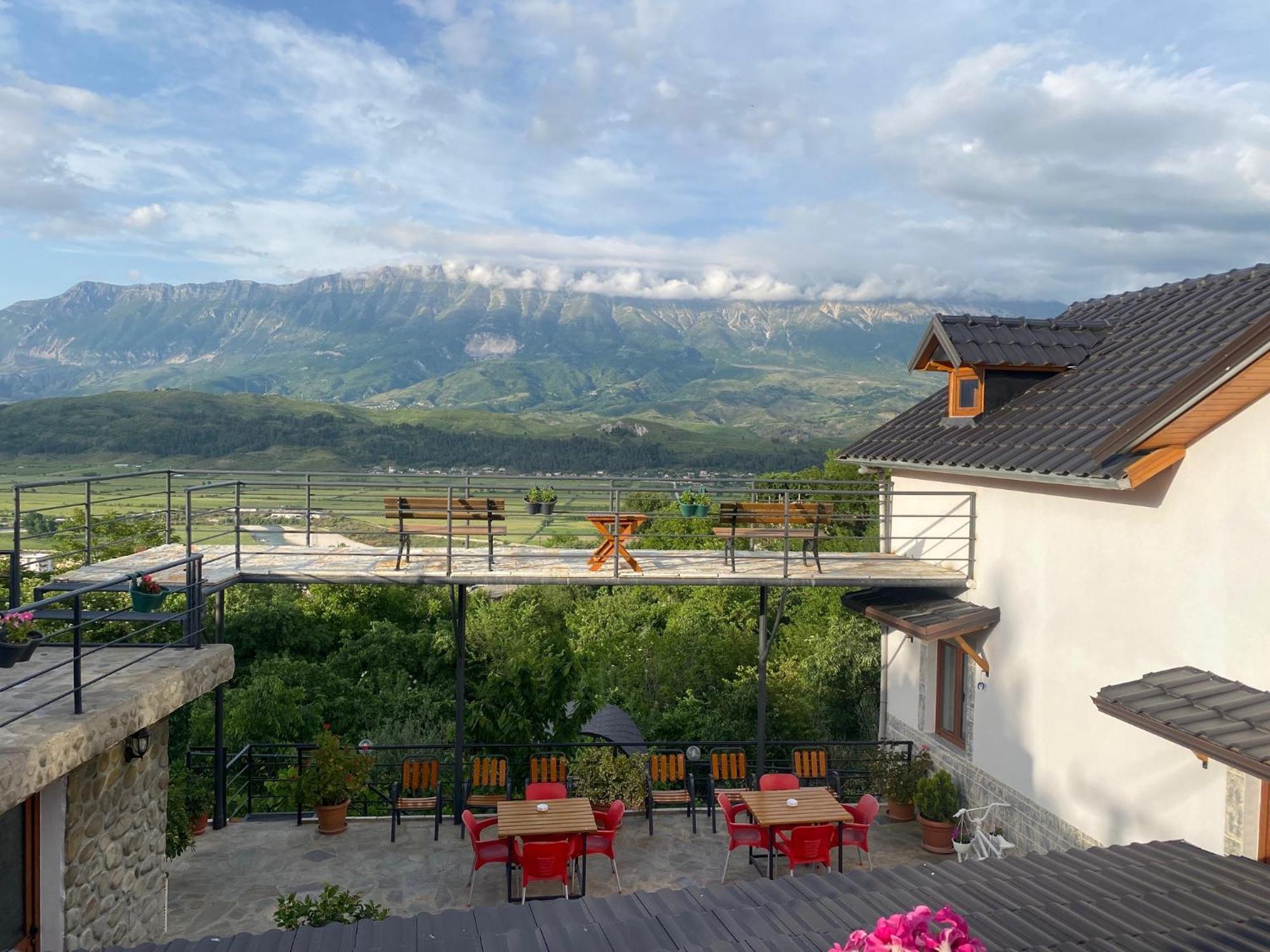 Bixhaku Guesthouse Gjirokastër Buitenkant foto