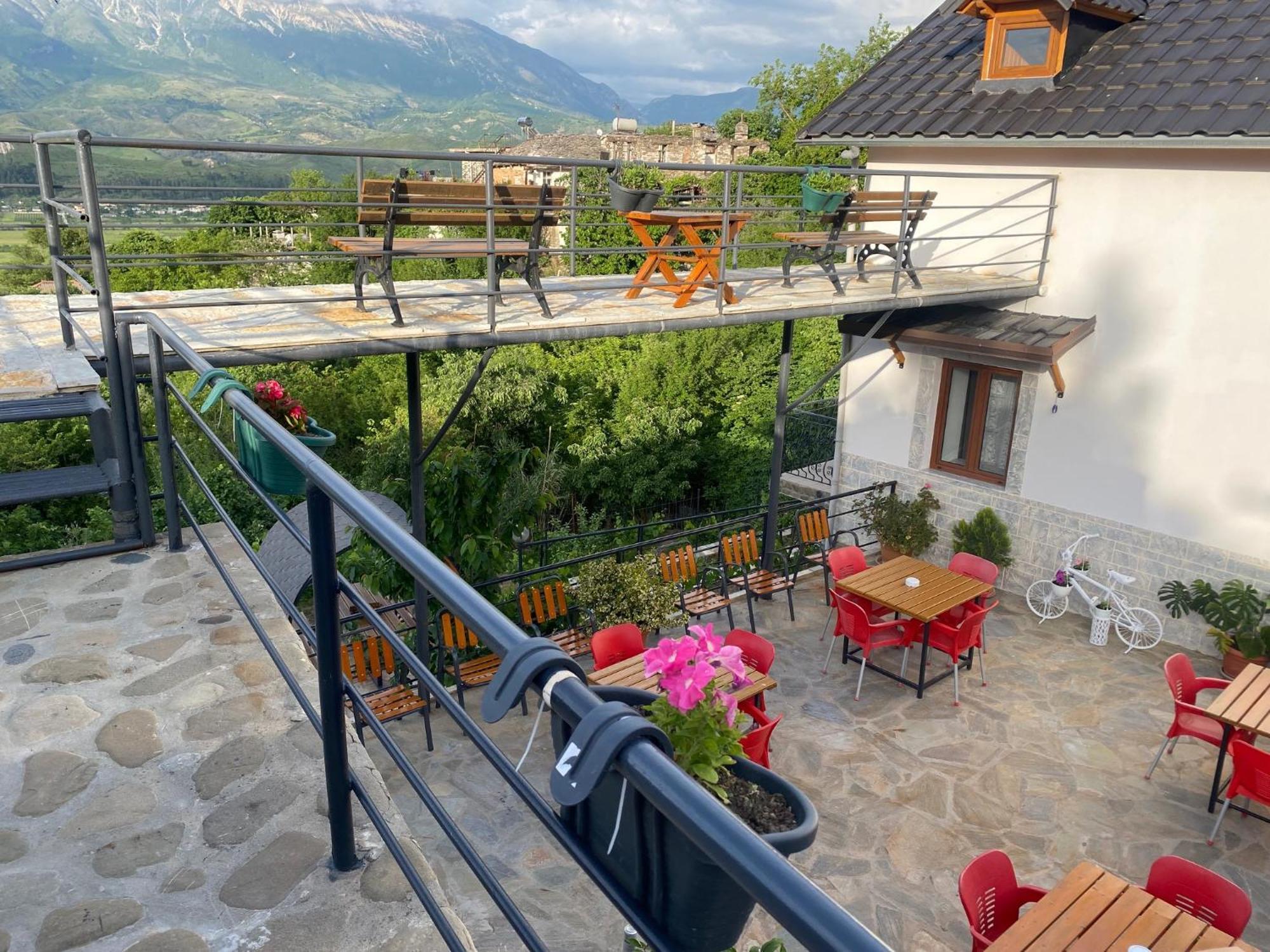 Bixhaku Guesthouse Gjirokastër Buitenkant foto