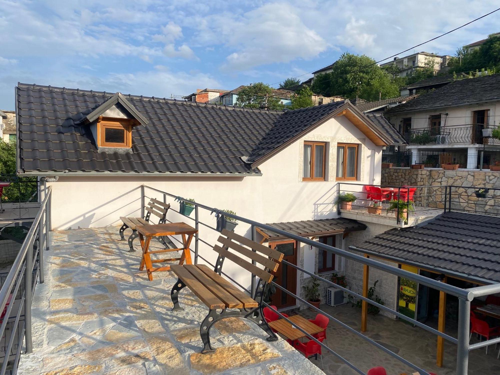 Bixhaku Guesthouse Gjirokastër Buitenkant foto