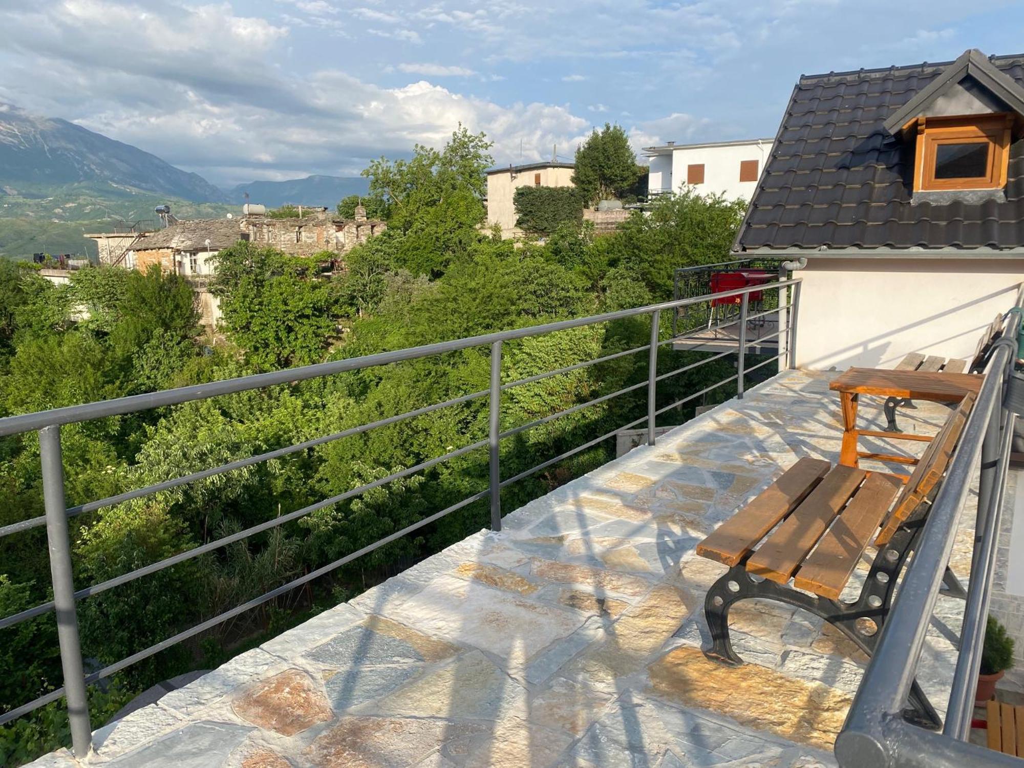 Bixhaku Guesthouse Gjirokastër Buitenkant foto