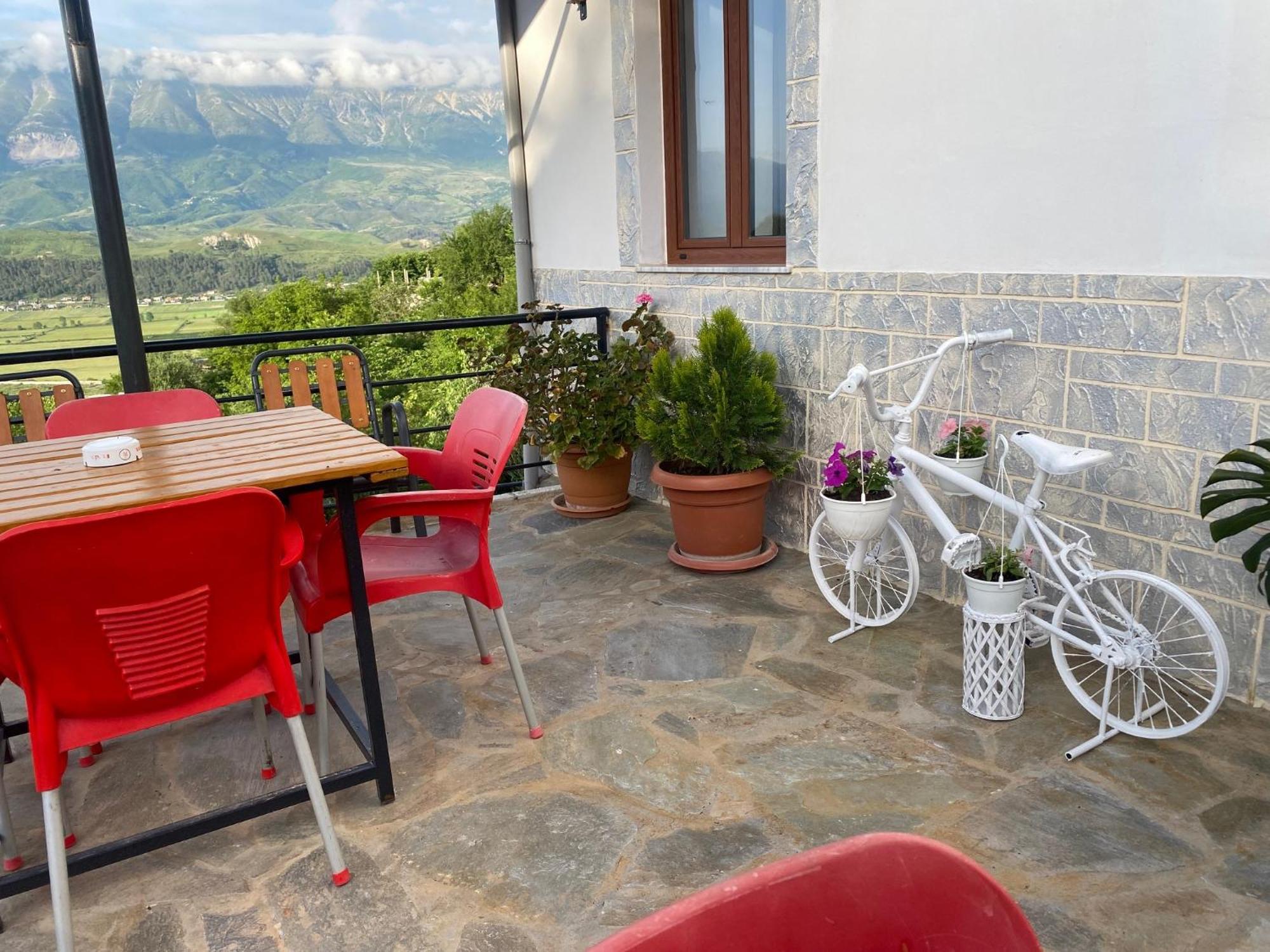 Bixhaku Guesthouse Gjirokastër Buitenkant foto