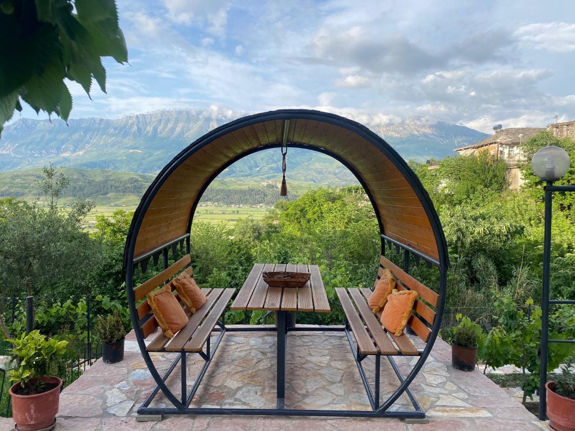 Bixhaku Guesthouse Gjirokastër Buitenkant foto