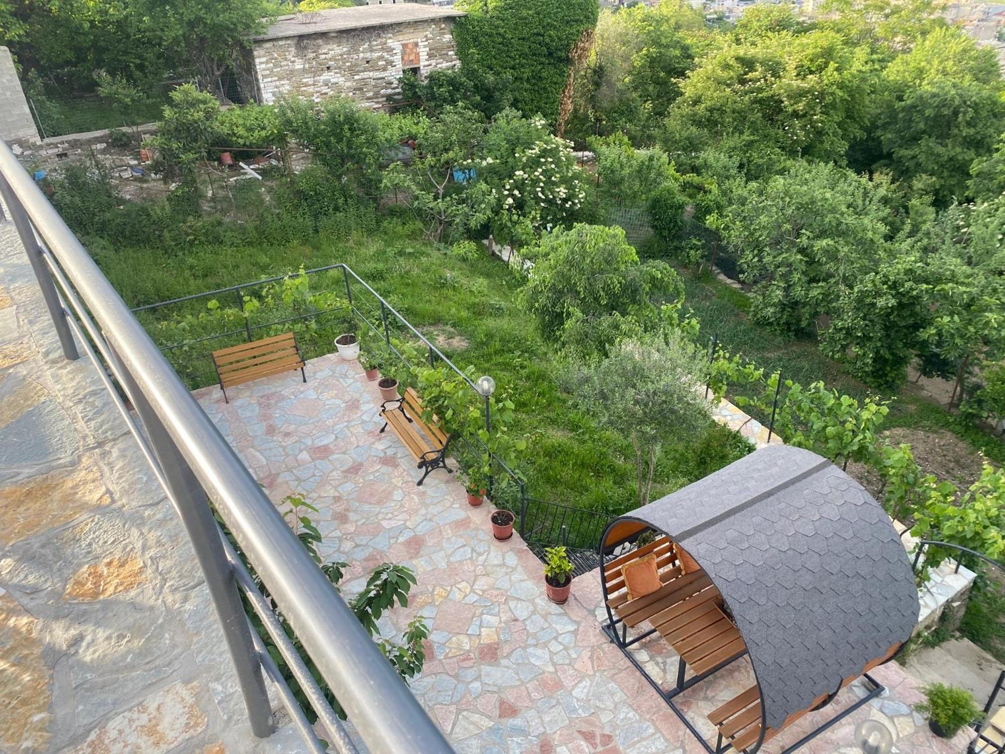 Bixhaku Guesthouse Gjirokastër Buitenkant foto