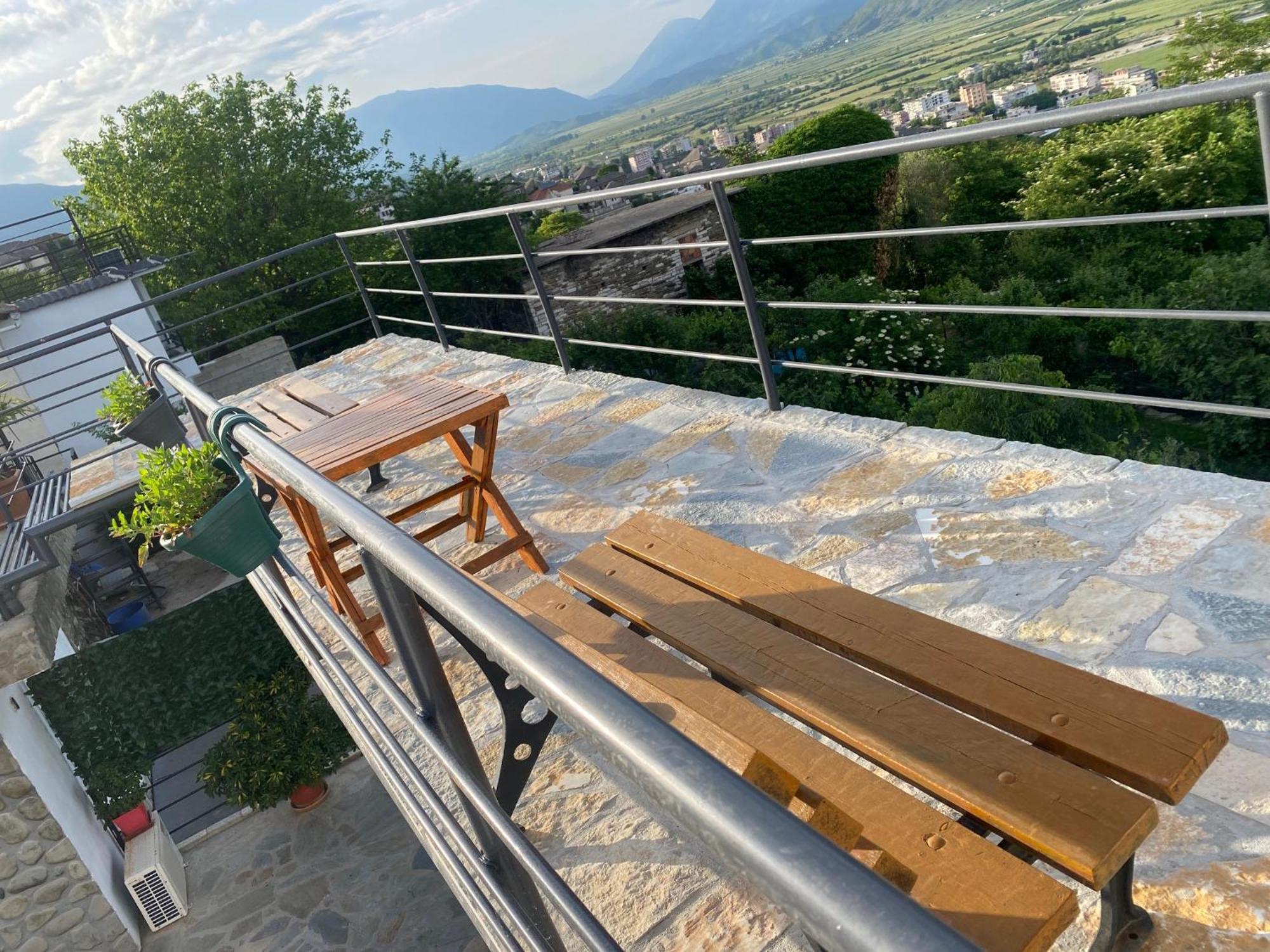 Bixhaku Guesthouse Gjirokastër Buitenkant foto