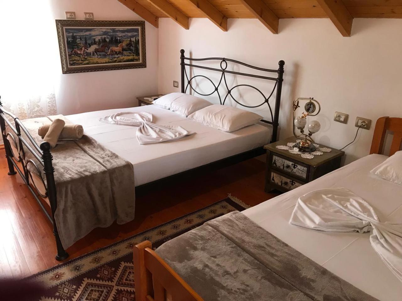 Bixhaku Guesthouse Gjirokastër Kamer foto