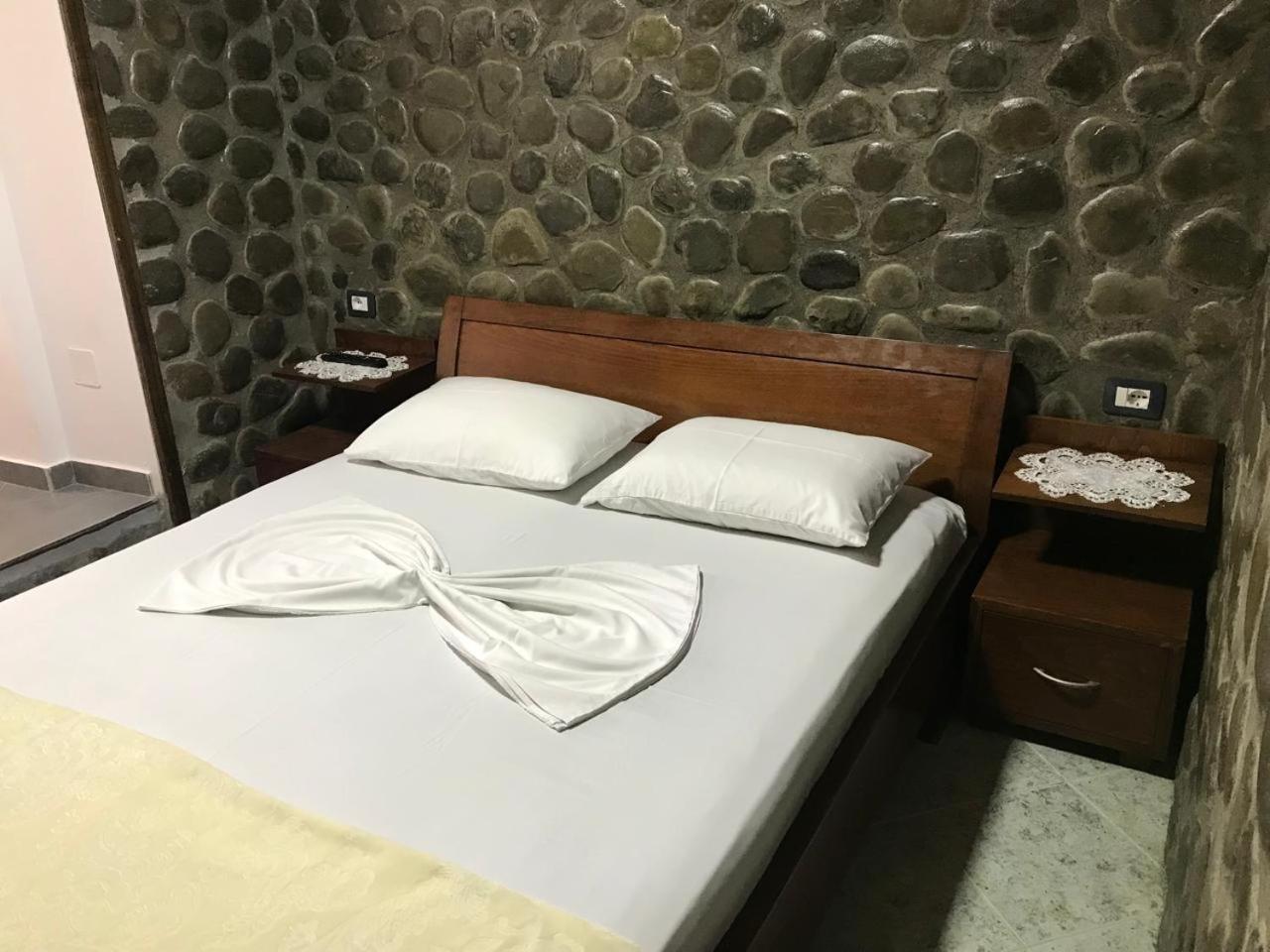Bixhaku Guesthouse Gjirokastër Kamer foto