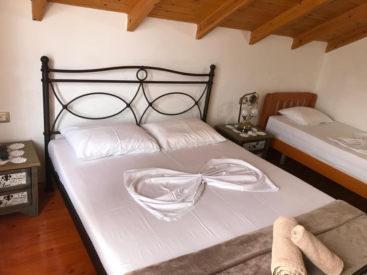 Bixhaku Guesthouse Gjirokastër Kamer foto