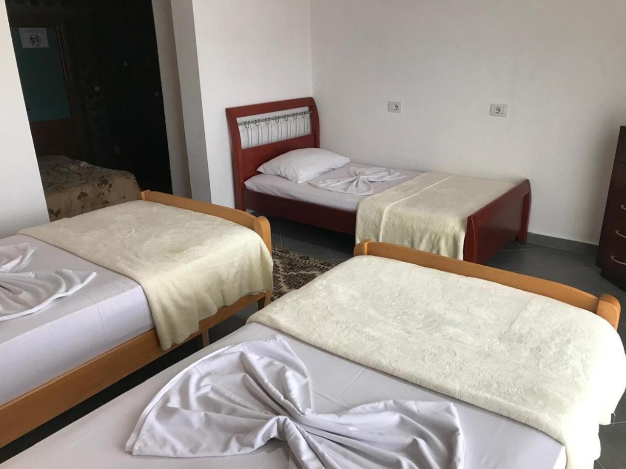 Bixhaku Guesthouse Gjirokastër Kamer foto